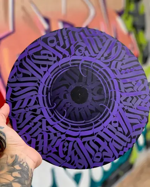 Calligraffiti roxo pintado à mão sobre peça circular de MDF