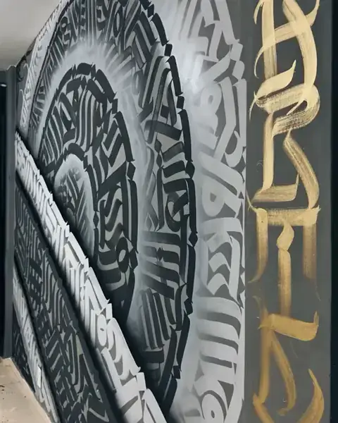 Vídeo: calligraffiti pintado na parede de um estúdio