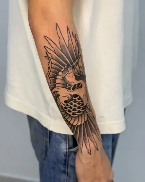 Tatuagem old school de águia no antebraço