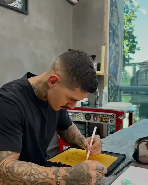 André Loureiro desenhando no tablet no estúdio