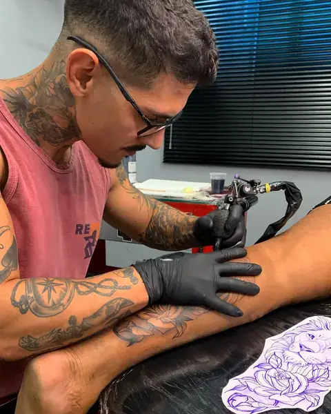 André Loureiro tatuando
