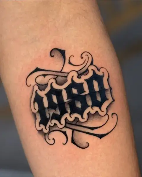 Cobertura de tatuagem: 1980 refeito em letras góticas com ornamentos