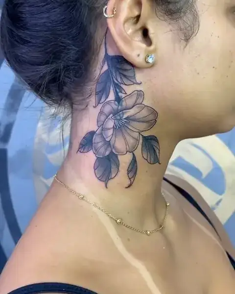 Vídeo: cobertura de tatuagem com flores no pescoço