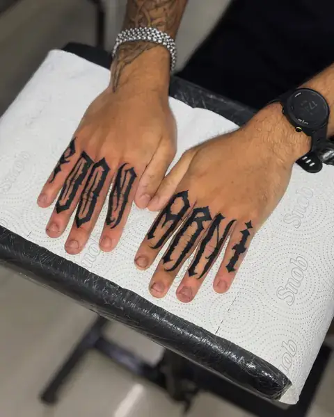 Custom lettering nos dedos das duas mãos