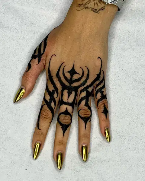 Tatuagem de calligraffiti em preto na mão e nos dedos