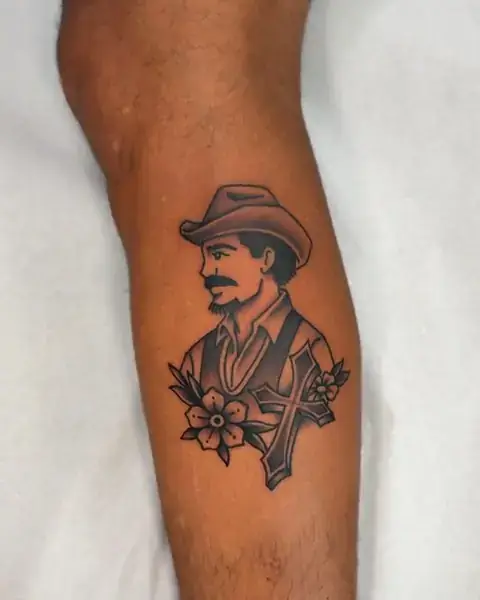 Vídeo: tatuagem old school de cowboy com flores na perna