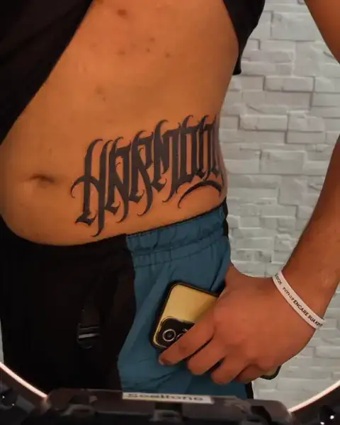 Vídeo: custom lettering “Harmony” na lateral do abdômen