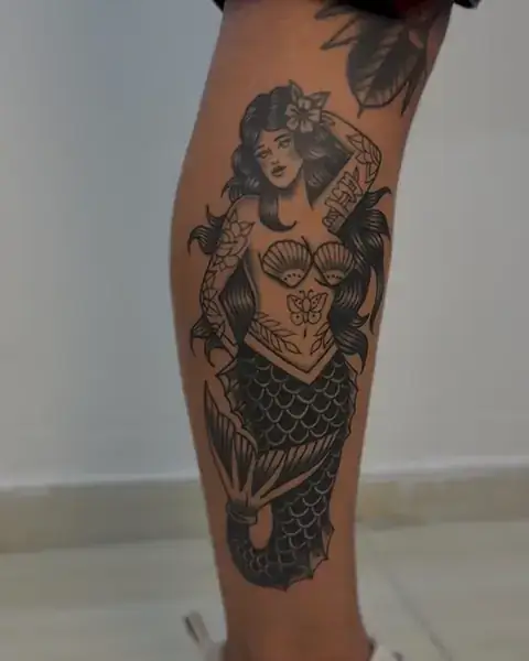 Vídeo: tatuagem old school de sereia na perna