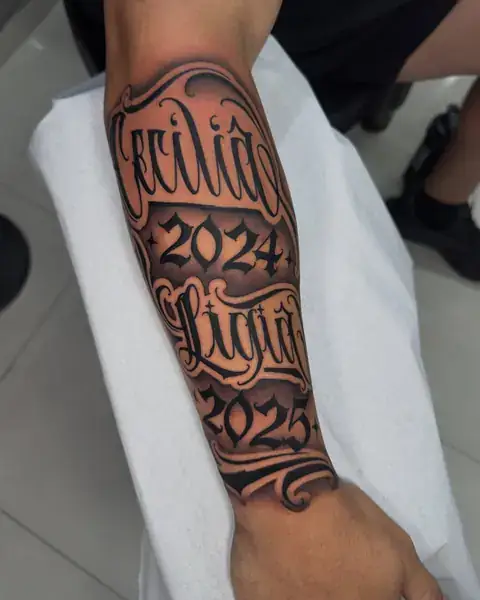 Custom lettering com nomes e datas no antebraço