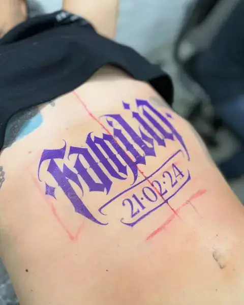 Decalque roxo do lettering Família 21·02·24 posicionado no abdômen