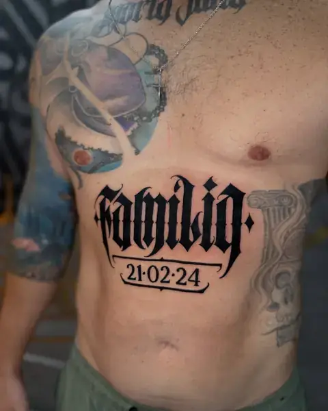 Custom lettering Família 21·02·24 tatuado no abdômen