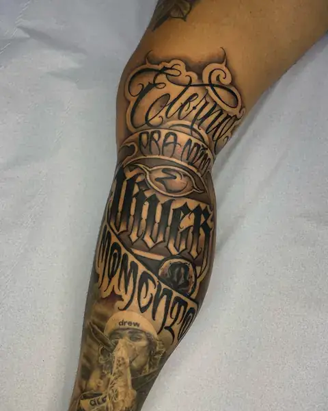 Custom lettering com frases e ornamentos na perna