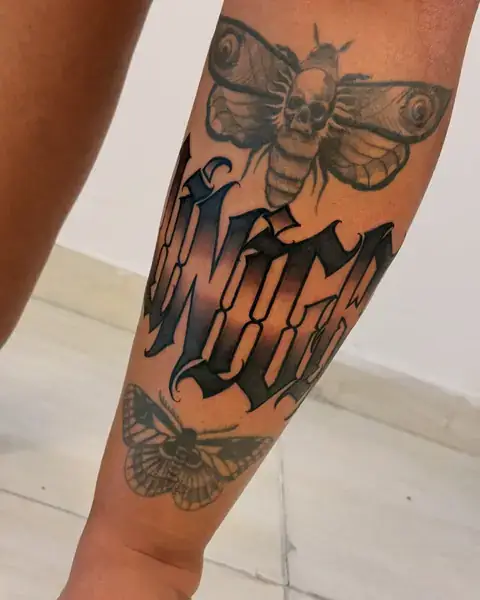 Custom lettering “Única” com mariposas